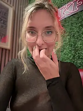 Snapshot of The_Snowwhitee chatting on February 22, 2025, 9:01 am The Snowwhitee online show from February 22, 2025, 9:01 am