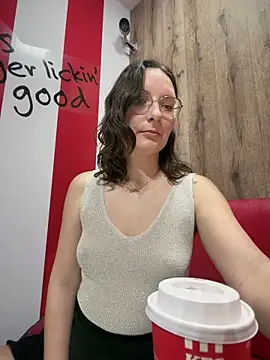 The Snowwhitee online show from April 18, 2026, 9:15 pm