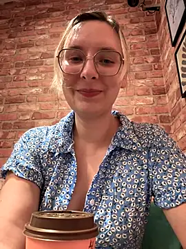 Snapshot of The_Snowwhitee chatting on September 20, 2025, 9:09 pm The Snowwhitee online show from September 20, 2025, 9:09 pm