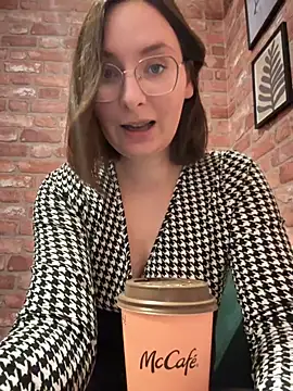 Snapshot of The_Snowwhitee chatting on October 1, 2025, 8:19 am The Snowwhitee online show from October 1, 2025, 8:19 am