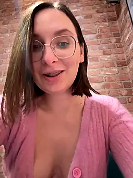 Snapshot of The_Snowwhitee chatting on October 3, 2025, 7:15 pm The Snowwhitee online show from October 3, 2025, 7:15 pm