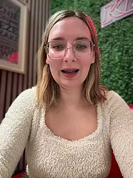 Snapshot of The_Snowwhitee chatting on March 1, 2025, 9:15 pm The Snowwhitee online show from March 1, 2025, 9:15 pm