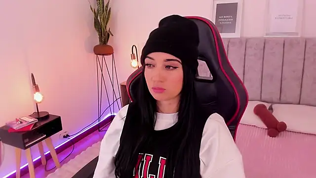 EmmyEvans1 online show from March 19, 2025, 7:27 pm