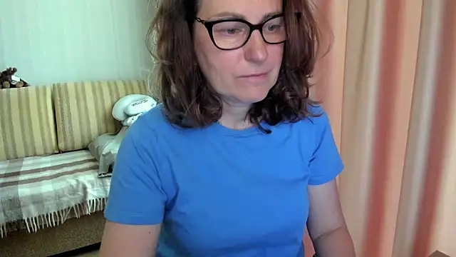 Snapshot of lauraoven chatting on May 20, 2026, 6:43 am lauraoven online show from May 20, 2026, 6:43 am