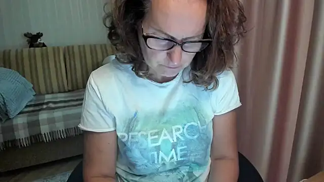 Snapshot of lauraoven chatting on August 6, 2026, 3:40 pm lauraoven online show from August 6, 2026, 3:40 pm