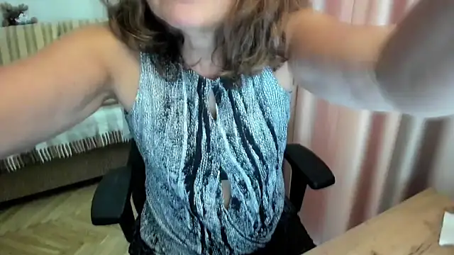 Snapshot of lauraoven chatting on August 4, 2026, 1:26 pm lauraoven online show from August 4, 2026, 1:26 pm