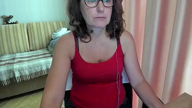 Snapshot of lauraoven chatting on August 3, 2026, 7:05 am lauraoven online show from August 3, 2026, 7:05 am