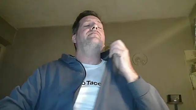 Snapshot of matrikes1 chatting on March 25, 2026, 5:01 pm matrikes1 online show from March 25, 2026, 5:01 pm