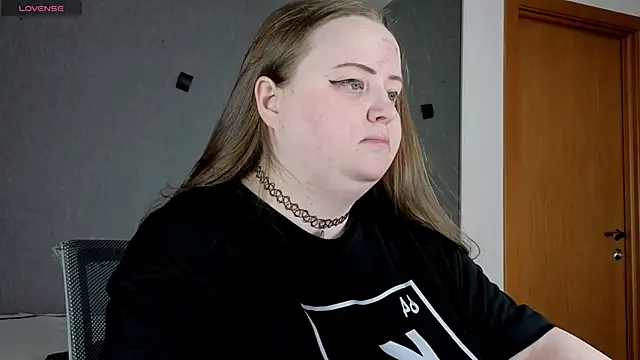 EMMA  CONNOR online show from September 30, 2025, 7:25 am