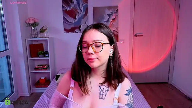 MilenaSaint online show from September 28, 2025, 4:19 am