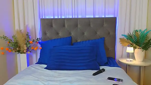 Snapshot of Ariana_Petite chatting on March 12, 2026, 12:16 am Ariana Petite online show from March 12, 2026, 12:16 am