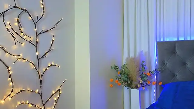 Snapshot of Ariana_Petite chatting on March 19, 2026, 12:32 am Ariana Petite online show from March 19, 2026, 12:32 am