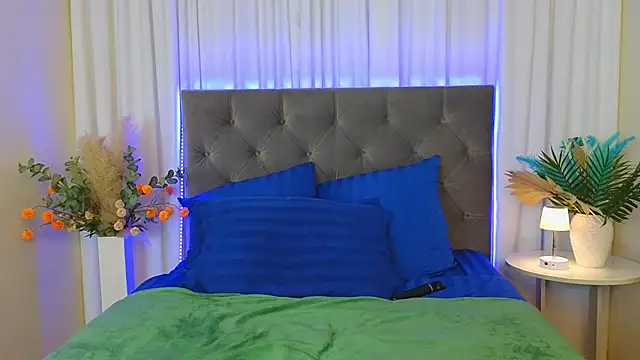 Snapshot of Ariana_Petite chatting on March 6, 2026, 12:05 am Ariana Petite online show from March 6, 2026, 12:05 am