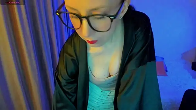 CurlySteph online show from October 10, 2025, 4:19 pm