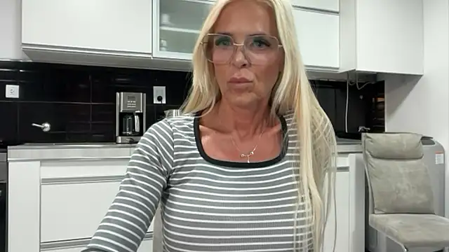 Reyna63 online show from April 28, 2026, 8:57 pm