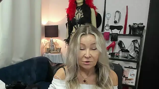 Snapshot of crystaLUX chatting on June 15, 2026, 4:12 am crystaLUX online show from June 15, 2026, 4:12 am