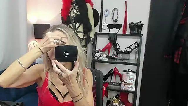 crystaLUX online show from December 16, 2025, 5:33 am