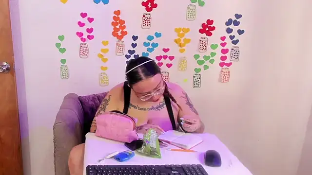 MiaYMolly online show from June 27, 2026, 6:47 pm