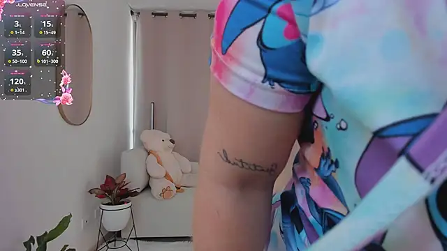 roxie gates  online show from September 11, 2025, 2:39 pm