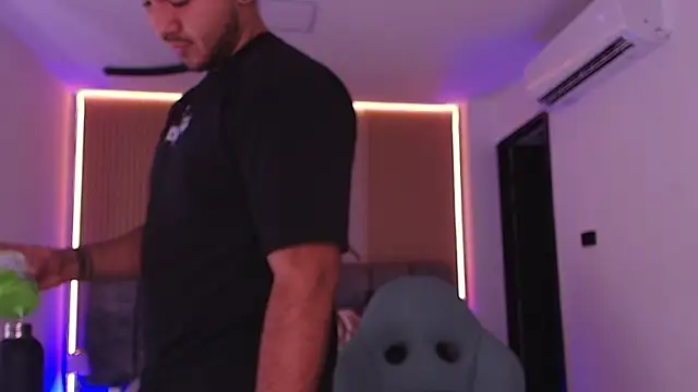 Snapshot of mister_miike chatting on February 18, 2026, 3:04 am mister miike online show from February 18, 2026, 3:04 am