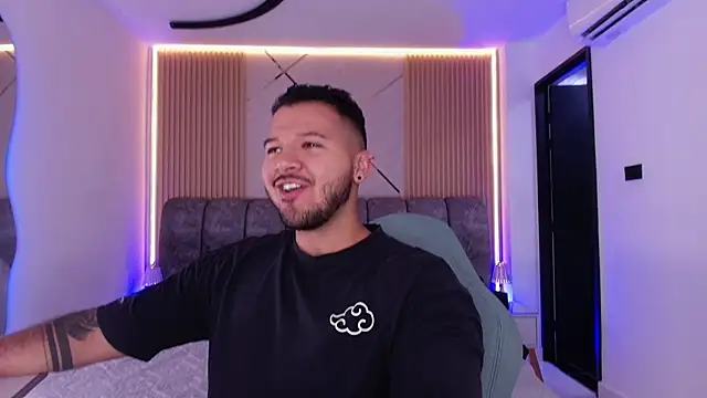 Snapshot of mister_miike chatting on March 19, 2026, 3:06 am mister miike online show from March 19, 2026, 3:06 am