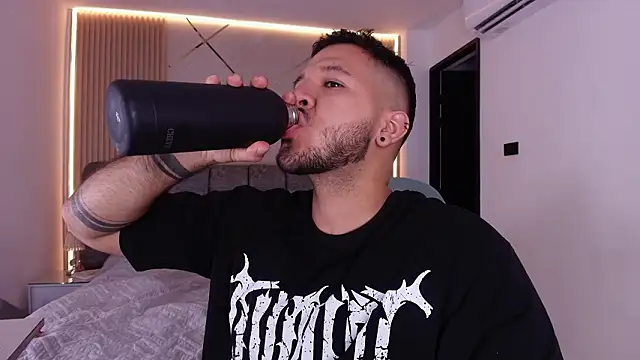 Snapshot of mister_miike chatting on March 17, 2026, 3:09 am mister miike online show from March 17, 2026, 3:09 am