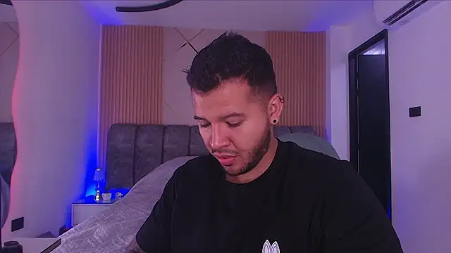 Snapshot of mister_miike chatting on February 13, 2026, 3:06 am mister miike online show from February 13, 2026, 3:06 am