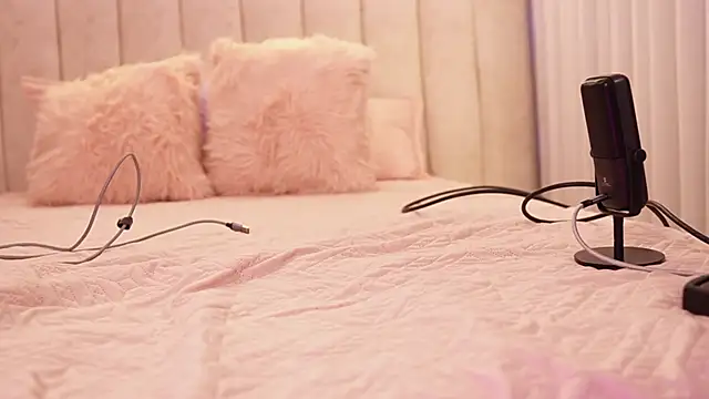 emyli sw  online show from November 20, 2025, 3:07 am