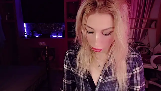 AnnieGOld  online show from September 16, 2025, 7:59 pm