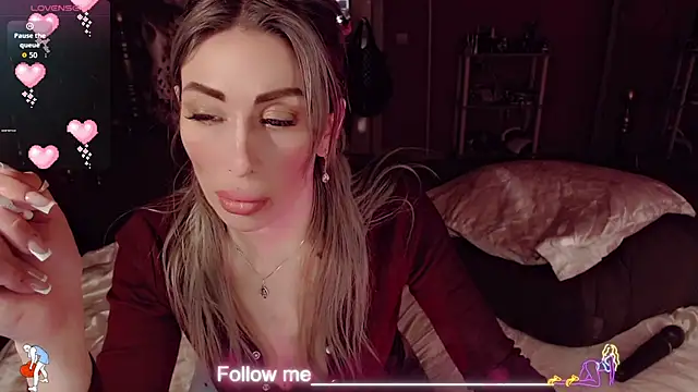 Snapshot of AnnieGOld_ chatting on February 15, 2026, 8:02 am AnnieGOld online show from February 15, 2026, 8:02 am