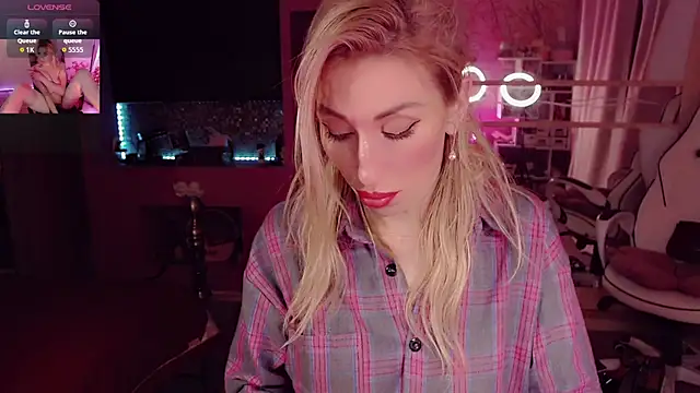 AnnieGOld  online show from September 28, 2025, 10:28 pm