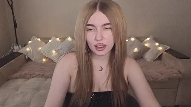 ViolettaLopez online show from October 22, 2025, 12:04 pm