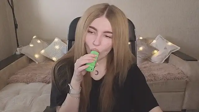 ViolettaLopez online show from October 11, 2025, 12:06 pm