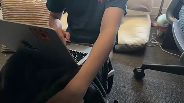 alextang2005 online show from March 2, 2025, 10:56 pm