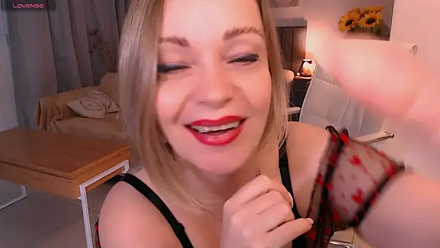 Snapshot of Tilly_Eliot chatting on July 20, 2026, 8:22 pm Tilly Eliot online show from July 20, 2026, 8:22 pm