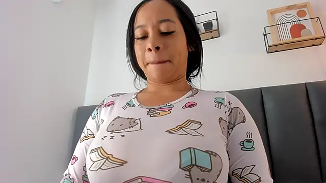 Snapshot of MaraOwen_ chatting on May 25, 2026, 12:15 pm MaraOwen online show from May 25, 2026, 12:15 pm