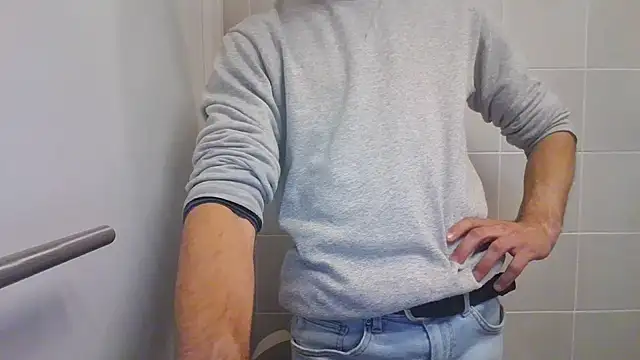 bumbulbee024 online show from May 3, 2026, 7:39 pm