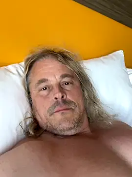 Snapshot of zeus337 chatting on November 16, 2025, 3:17 pm zeus337 online show from November 16, 2025, 3:17 pm