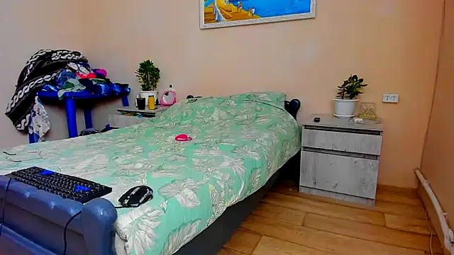 DUSSY PUSSY online show from August 1, 2026, 5:05 am