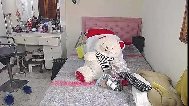 Snapshot of lucy_belle_bm chatting on June 25, 2026, 2:22 pm lucy belle bm online show from June 25, 2026, 2:22 pm