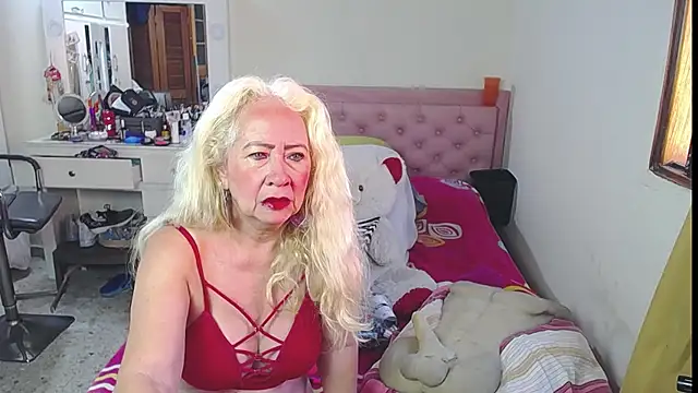 Snapshot of lucy_belle_bm chatting on June 11, 2026, 2:36 pm lucy belle bm online show from June 11, 2026, 2:36 pm