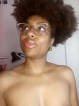 thaimy  online show from April 26, 2026, 3:37 am