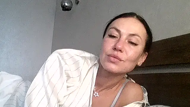 JulianaGold1 online show from November 14, 2025, 1:15 pm