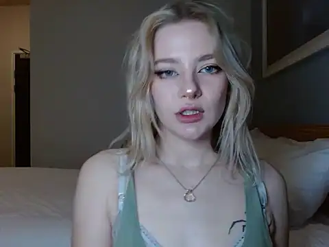 Snapshot of April_LoveUK chatting on January 12, 2025, 10:33 pm April LoveUK online show from January 12, 2025, 10:33 pm