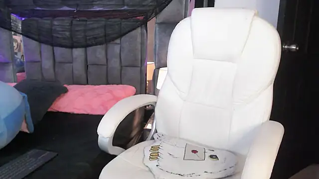 Christaly  online show from October 24, 2025, 10:09 pm