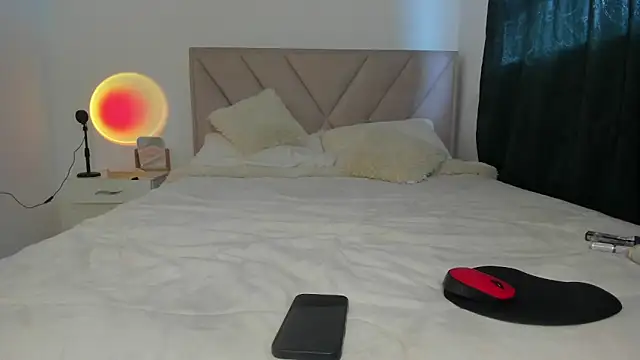 Dephne   online show from September 29, 2025, 8:03 pm