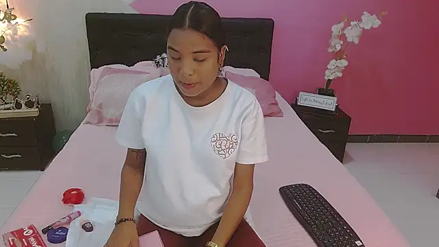 Snapshot of roxy_cooper chatting on March 20, 2025, 12:00 pm roxy cooper online show from March 20, 2025, 12:00 pm