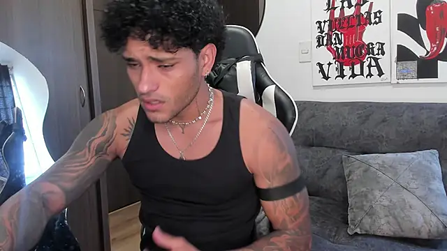 Snapshot of Alessandro_Vanni chatting on February 18, 2026, 2:35 pm Alessandro Vanni online show from February 18, 2026, 2:35 pm