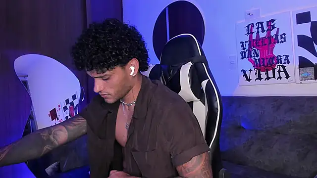 Snapshot of Alessandro_Vanni chatting on March 3, 2026, 2:18 am Alessandro Vanni online show from March 3, 2026, 2:18 am