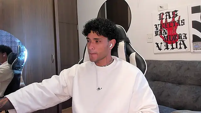 Snapshot of Alessandro_Vanni chatting on February 25, 2026, 3:23 pm Alessandro Vanni online show from February 25, 2026, 3:23 pm